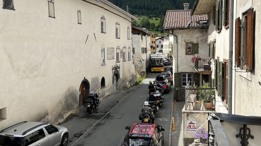 Im engen Dorfkern von Sta. Maria kommt es an Tagen mit hohem Verkehrsaufkommen immer wieder zu Stausituationen. Foto: z. Vfg
