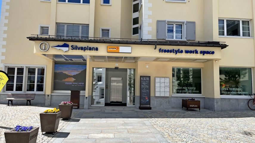 Silvaplana hat bereits bei der ersten Schliessungswelle die Post in das Tourismusbüro integriert. Foto: Andrea Gutgsell