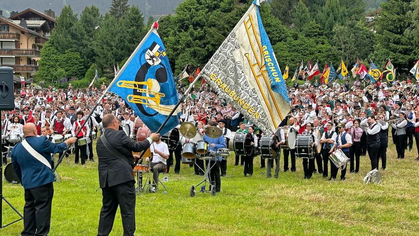 Var 1000 musicantas e musicants han sunà in dumengia davomezdi ils duos tocs generals a la Festa da musica chantunala a Clostra (fotografia: Nicolo Bass).