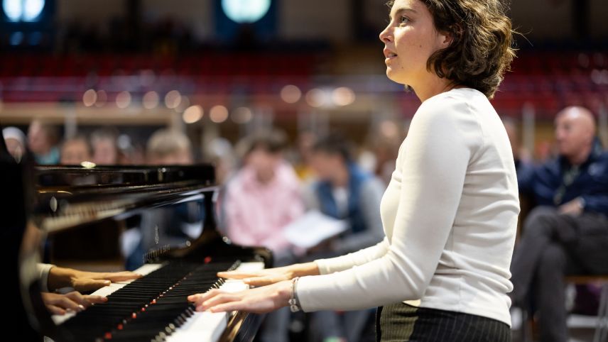 Cinzia Regensburger spielt das Piano-Solo. Foto: Dominik Täuber