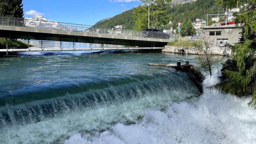 Die Wassermassen von St. Moritzersee am Samstagmorgen. Foto: Fadrina Hofmann