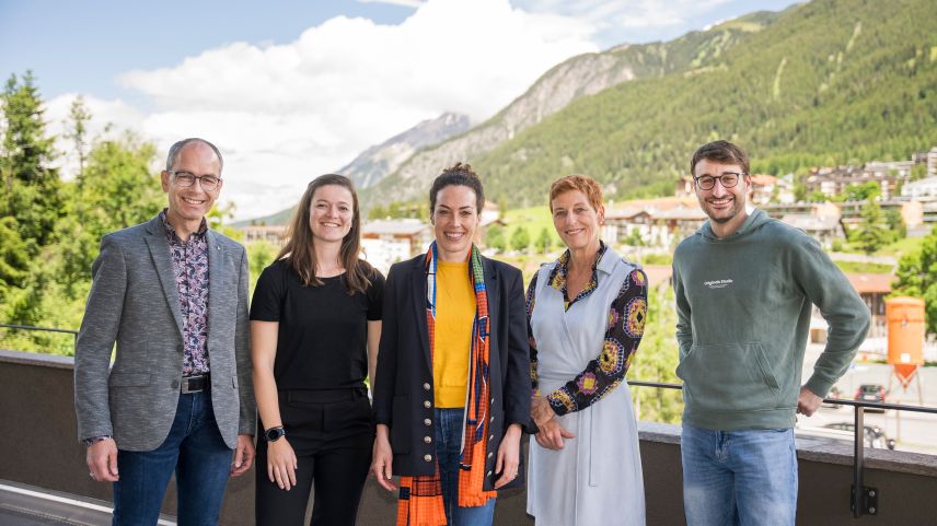 La suprastanza da la Lia Rumantscha (da schn.) Patric Vincenz, Gianna Duschletta, las presidentas Gianna Luzio ed Urezza Famos e Toni Vinzens. Lars Prevost nun ha pudü esser preschaint a la radunanza (fotografia: Marco Hartmann).