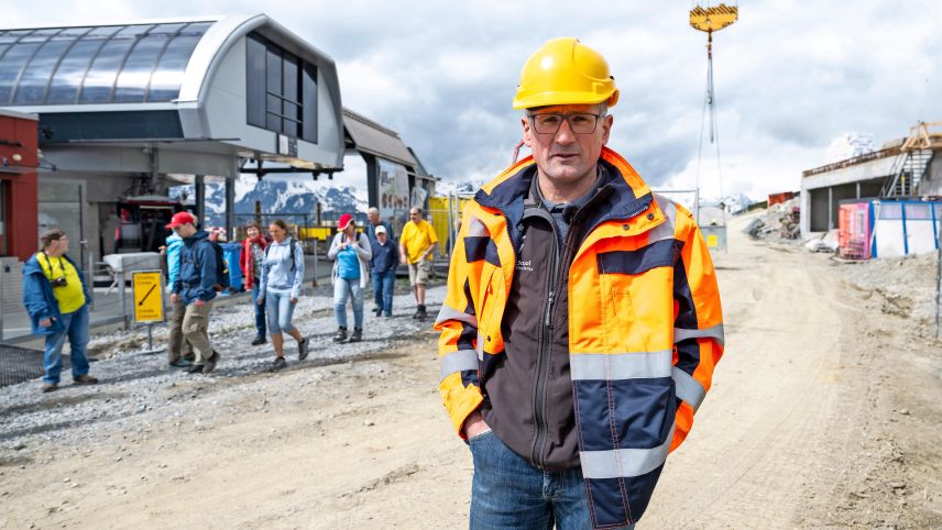 Der Direktor der Bergbahnen Scuol, Andri Poo, und die Bauleiterin Leta Steck besuchen regelmässig die Grossbaustelle auf Motta Naluns.  