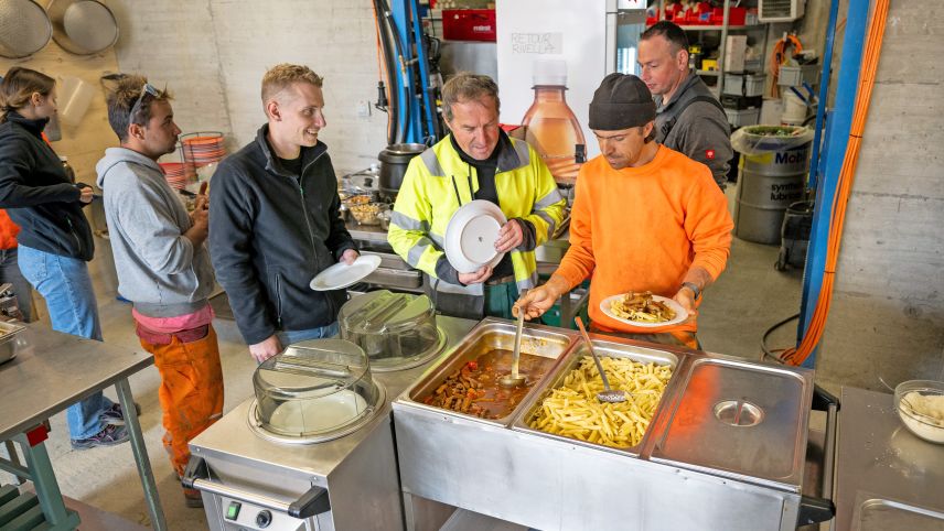 Die provisorische Küche verpflegt täglich die Angestellten und die zahlreichen Bauarbeiter auf Motta Naluns. 