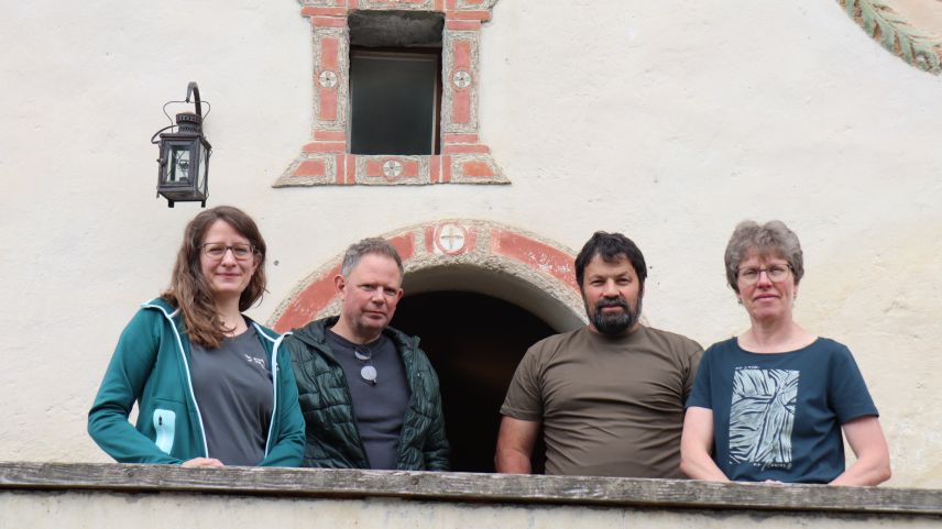 La squadra davo l’exposiziun Tantertemp davant la Chasa Jaura (da schnestra): Linda Feichtinger, Pascal Lampert, Gian Bott e Corina Bott (fotografia: Martin Camichel).