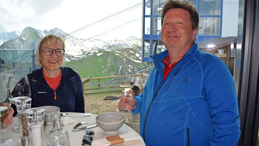 Die Stammgäste Asch aus Zürich haben anlässlich der Genussveranstaltung ihre Ferien verlängert. Profikoch Francesco Bachini ist aus Zermatt angereist.