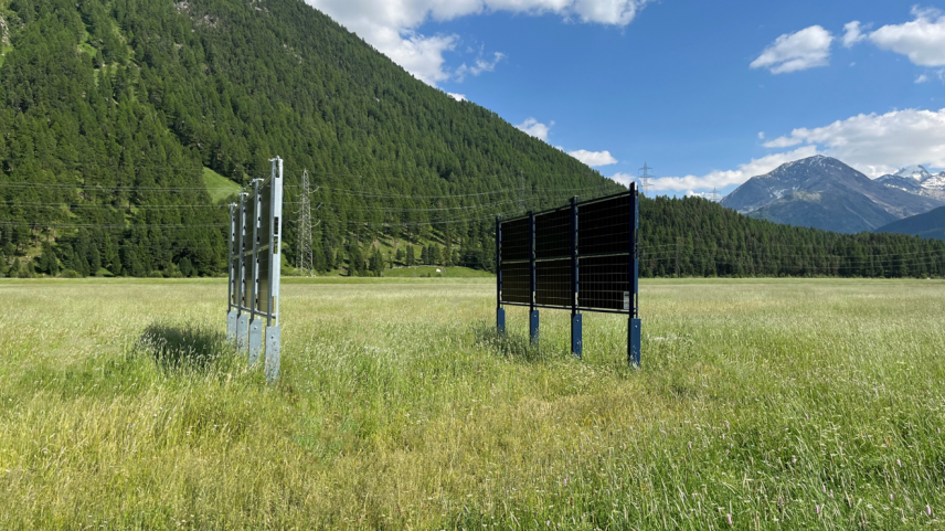 Modelle der geplanten PV-Grossanlage der Energia Solara Engiadinaisa stehen seit längerem auf der Ebene zwischen Flugplatzpiste und Flaz in Samedan. Foto: z.Vfg.