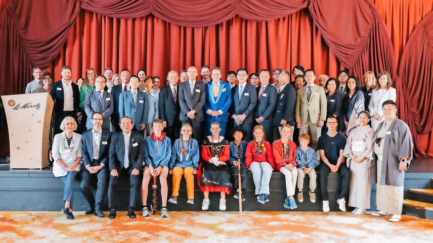 Die Delegationen aus Kutchan und Hakone mit Vertretern der Gemeinde St. Moritz beim Empfang im Hotel Reine Victoria. Foto: Gemeinde St. Moritz