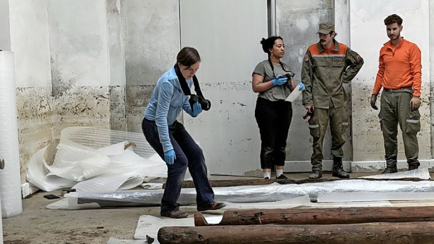 Ils dans sun gnieus documentos cun fotografias e rapports.