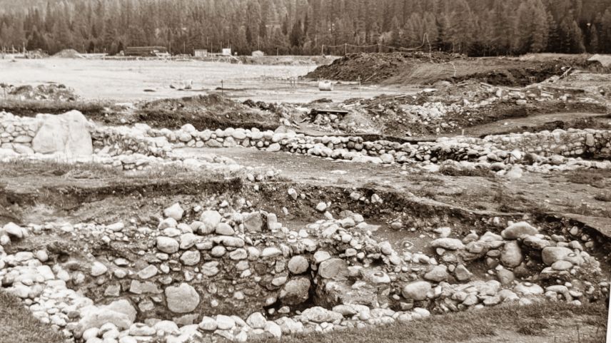 Restanzas da la chapella San Güerg chi d’eiran auncha visiblas düraunt las perscrutaziuns avaunt 50 ans (fotografia: Servezzan archeologic dal Grischun).