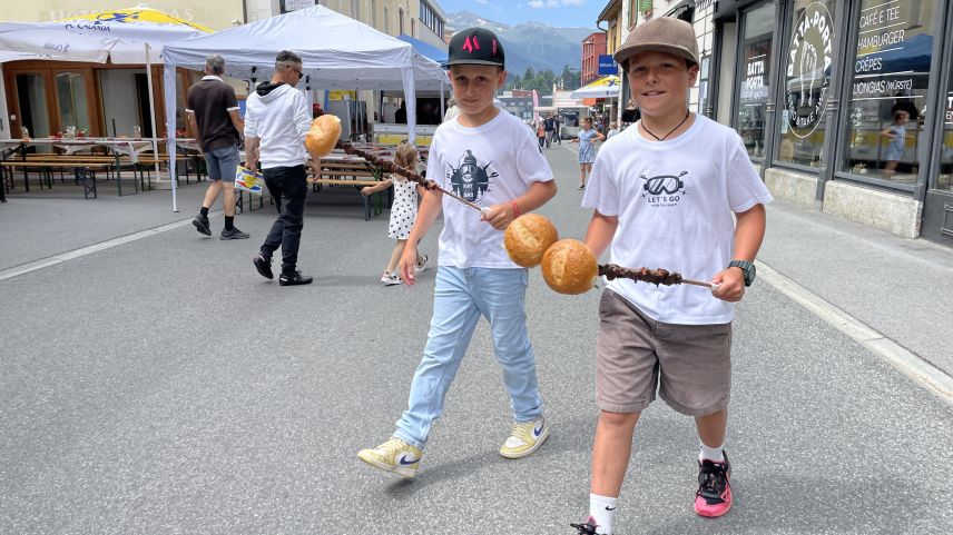 Grond travasch e bleras sportas per uffants e creschüts a la Festa sül Stradun a Scuol (fotografia: Fadrina Hofmann).