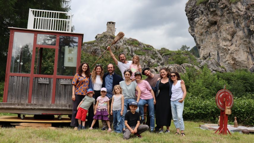 La squadra da l’Operetta Ardez a Plan Plaz (da schnestra a dretta): Noemie Steinmetz, Zoi Tsokanou, Chasper-Curò Mani, Daniel Bentz (davovart cun sia figlia), Gianna Lunardi, Sara-Bigna Janett,  Ivo Bärtsch, Nathalie Colas, Bettina Vital e lur uffants