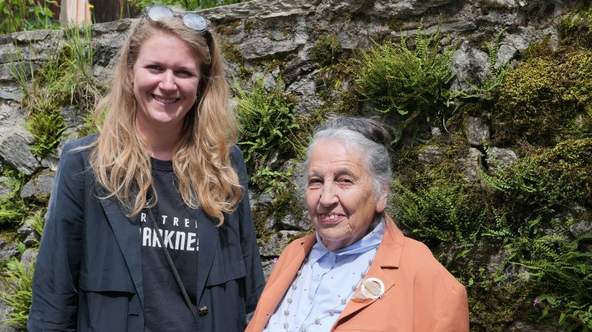 Elvira Salis (rechts) hat beim Bergsturz ihr Haus verloren. Videokünstlerin Lea Schaffner griff dies in ihrer Arbeit auf. Fotos: Elisabeth Bardill