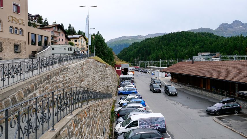 Bahnhofsareal Ost. In dieser Zone würde die RhB gerne eine Wohnüberbauung erstellen. Dafür muss aber die Werkstoffhalle der Gemeinde weichen (Bildmitte). Fotos: Jon Duschletta