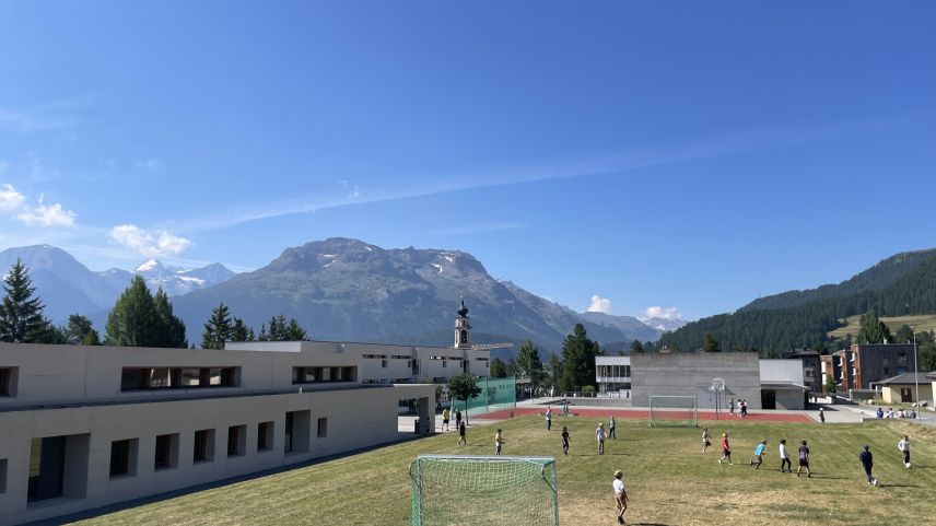 Jetzt herrscht wieder Leben auf dem Schulareal. Foto: Fadrina Hofmann