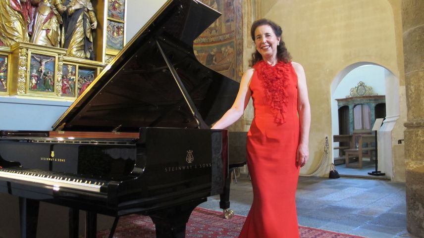 Angela Hewitt, eine herausragende Interpretin der Werke von Johann Sebastian Bach, geniesst nach dem Konzert den Freiluft-Applaus vor der Klosterkirche. Fotos: Elisabeth Bardill