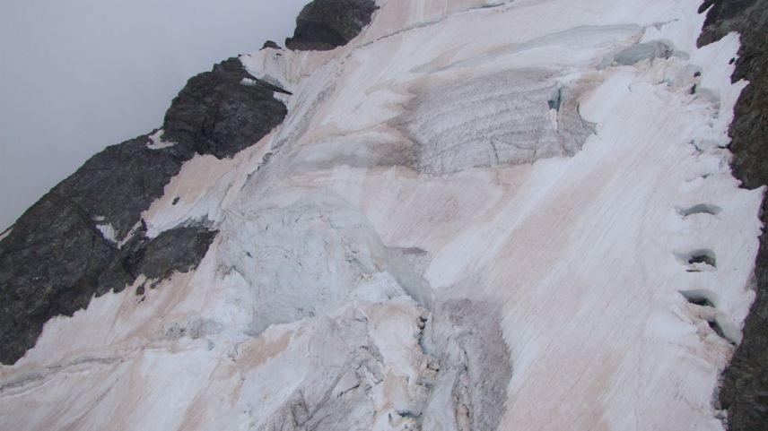 Die Rega-Crew konnte unter schwierigen Wetterbedingungen den abgestürzten Alpinisten nur noch tot bergen. Foto: Kantonspolizei Graubünden