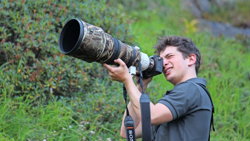 Der Naturfotograf Levi Fitze während seiner Arbeit im Engadin. Foto: Stefanie Wick Widmer