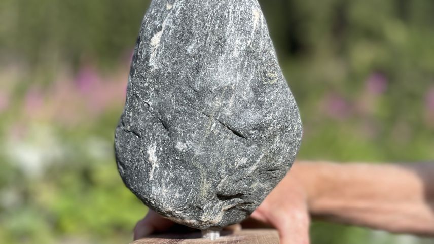 Der Pokal ist aus einem Stein aus der Brancla gemacht. Foto: Fadrina Hofmann