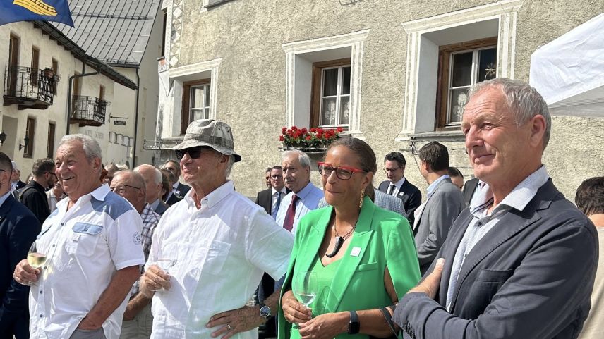 Auch Gemeindepräsidentin Gabriella Binkert Becchetti ist vor Ort. Foto: Claudia Cadruvi