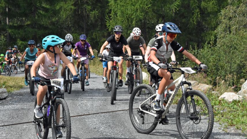 Rund 1600 Teilnehmerinnen und Teilnehmer aller Altersklassen haben am Nationalpark Bike-Marathon teilgenommen (Foto: Nicolo Bass).