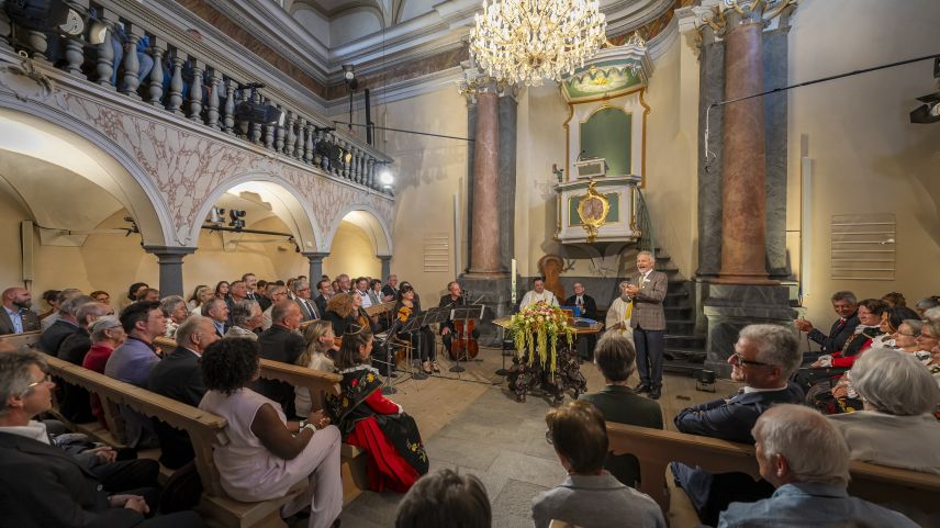 Paolo Tognina begrüsst zum ökumenischen Gottesdienst. Fotos: Yanik Bürkli