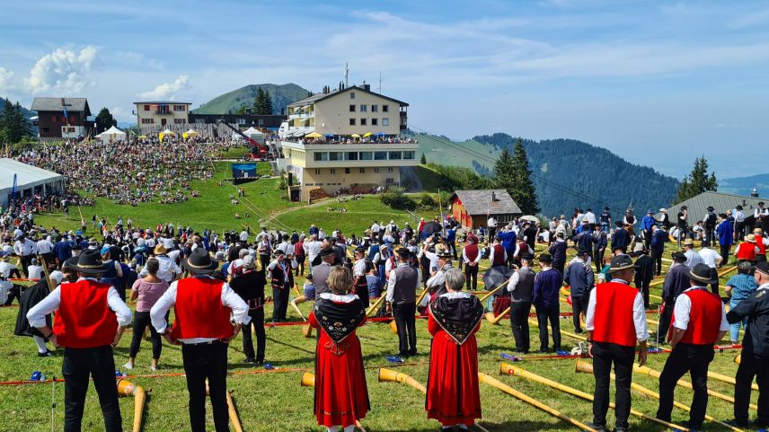 Das Alphorn-Ensemble Engiadina St. Moritz, kurz vor dem Weltrekordversuch. 