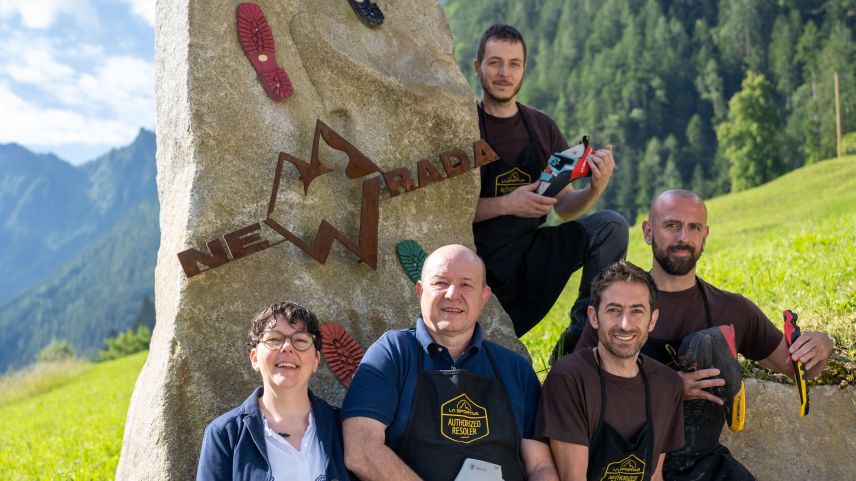 Ein eingespieltes Team: Leonia und Orlando Rada und ihre drei Mitarbeiter. Foto: Max Hugelshofer, Schweizer Berghilfe