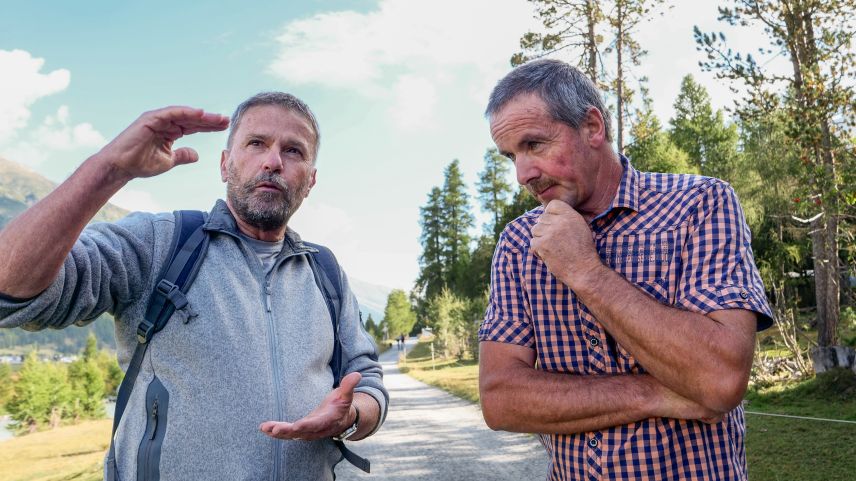 David Jenny (links) ist überzeugt: «Von einer naturnahen Landwirtschaft profitieren auch die Landwirte selber» und Gian Sutter (rechts) kritisiert: «Was über den eigenen Tellerrand hinausgeht, interessiert kaum jemanden». Fotos: Jon Duschletta