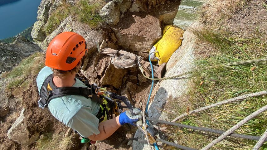 Die Arbeit im steilen Gelände ist nicht ganz ungefährlich und setzt ein hohes Mass an Erfahrung voraus. Foto: Go Vertical