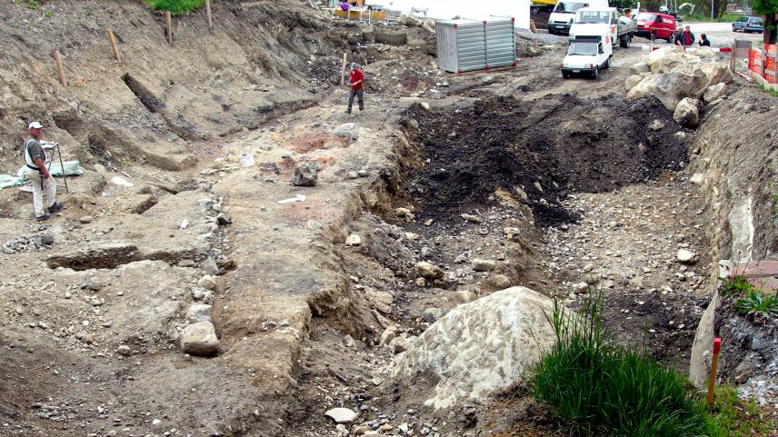 Eine der Gruben, die bei den Grabungen zum Vorschein kamen. Foto: Archäologischer Dienst, Graubünden