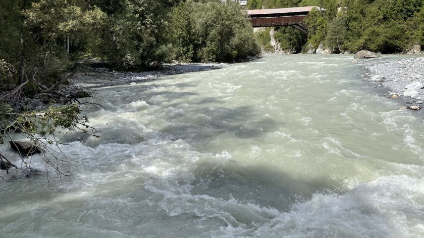 Nach der Holzbrücke blieb der Deutsche mit seinem Kajak an einem Ast hängen. Kantonspolizei Graubünden