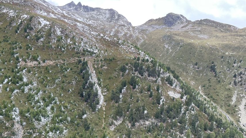 Der vermisste Jäger wurde in steilem Gelände leblos aufgefunden. Foto: Kantonspolizei Graubünden