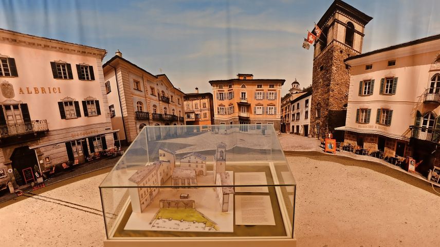 Die Piazza in Poschiavo vor und nach der Rückkehr der Zuckerbäcker: Stattliche Herrenhäuser lösten landwirtschaftlich geprägte Gebäude  (im Modell im Vordergrund) ab. Foto: Ruth Pola