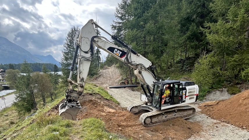 Im Hintergrund die Baustrasse, die später als Auffangbecken dienen wird. Foto: Andrea Gutgsell