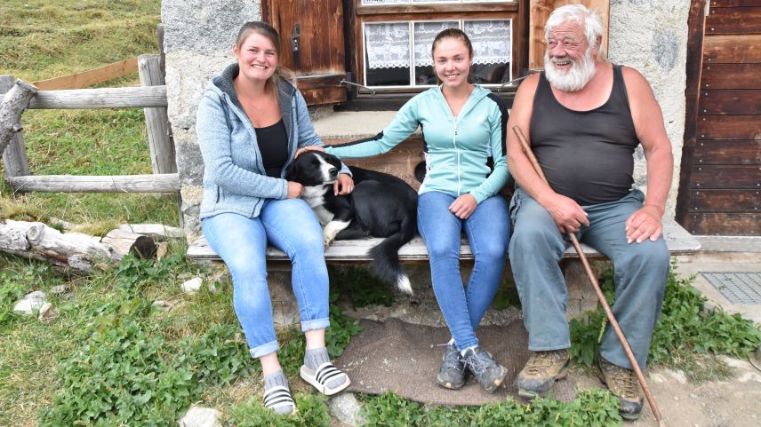 (v.l.n.r.): Die Appenzeller Hirtinnen mit ihrem Chef: Jasmin Frick, Hirtenhund «Rocky», Martina Zuberbühler und Elmar Bigger.