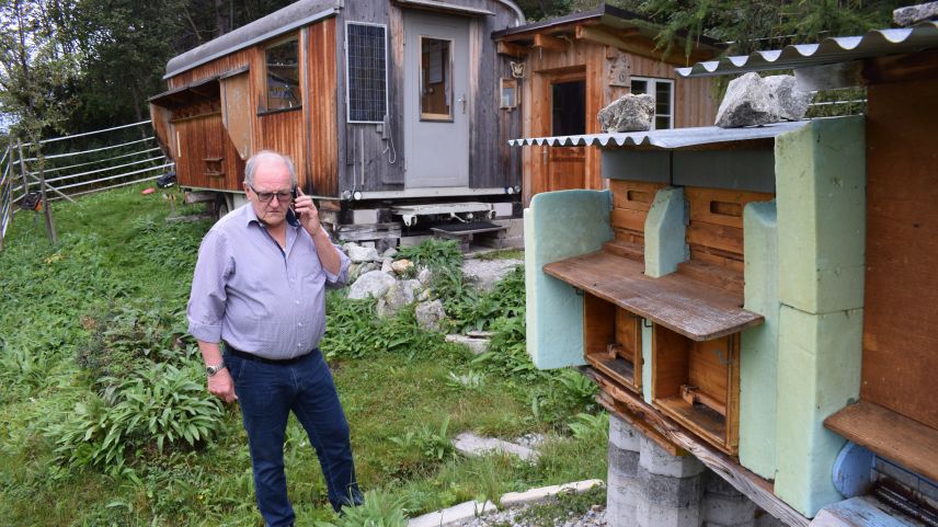 Erwin Küng widmet sich nach der Pension seinem Hobby: Er hält in Bever Carnica-Bienen. Foto: Imke Marggraf