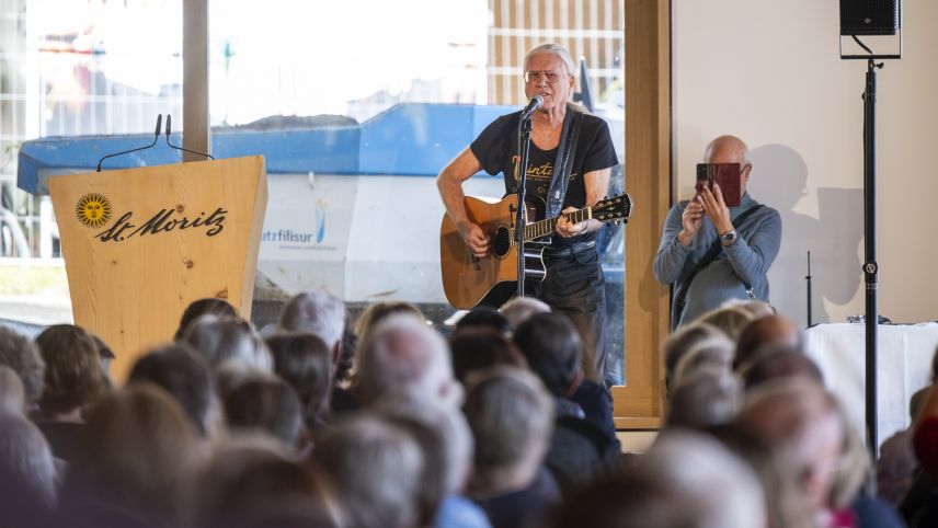 Toni Vescoli tritt am Eröffnungsfest auf.  Foto: Mayk Wendt