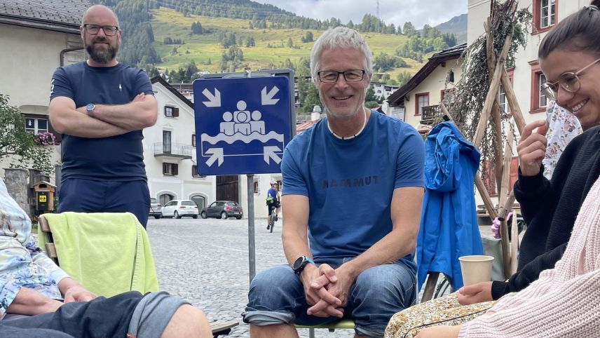 Ernts Bromeis (Mitte) gönnt sich in Plaz in Scuol ein Kräuterbad. Foto: Fadrina Hofmann