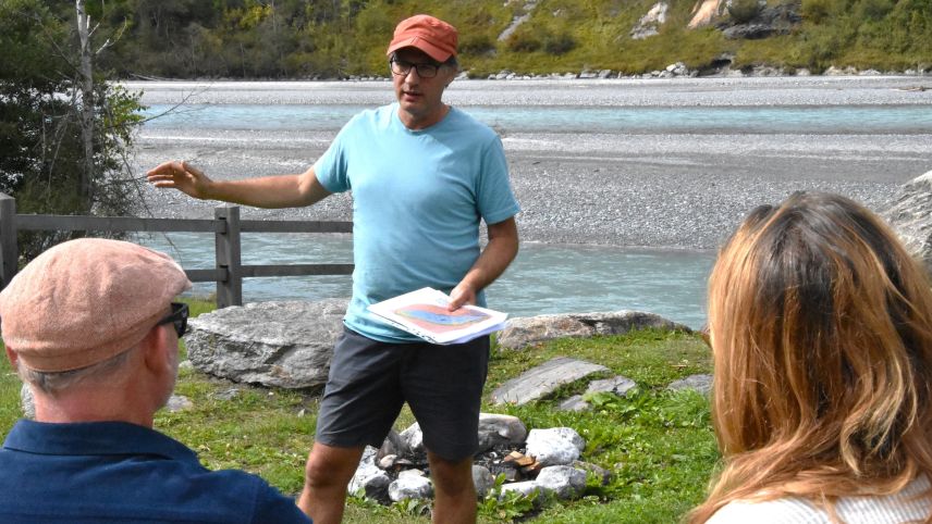 Jan Sedlacek beschäftigt sich mit den Auswirkungen des Klimas auf die Flusslandschaft. Foto: Fadrina Hofmann