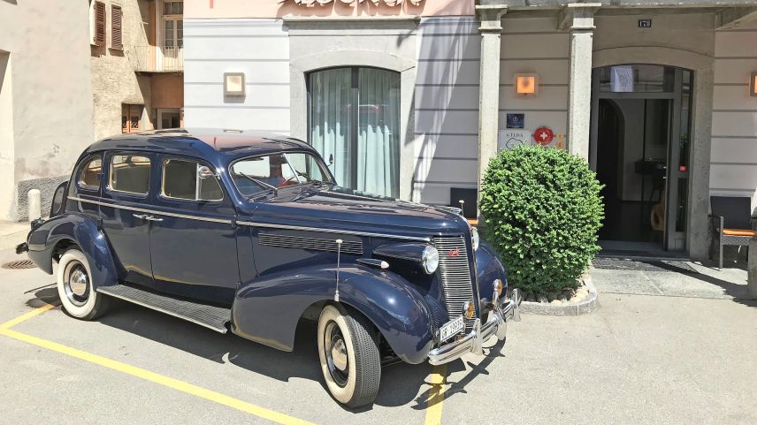 Seit die ideenreiche Hoteliersfamilie Zanolari einen alten Buick-Oldtimer von 1937 publikumswirksam vor ihrem
Albergo Croce Bianca in Poschiavo parkt, registriert Chef Claudio Zanolari viel Nachfrage.