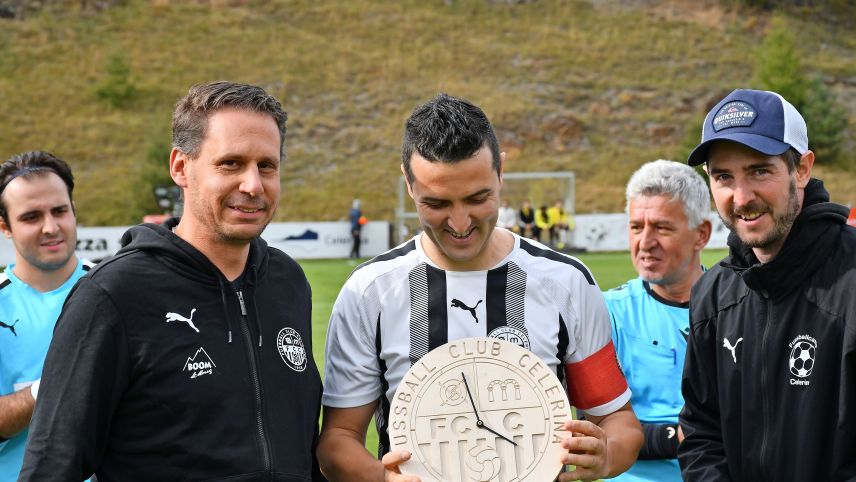 Joel Cabral wurde unter anderem vom FC-Präsidenten Romano Bontognali (links) verabschiedet. Foto: FC Celerina