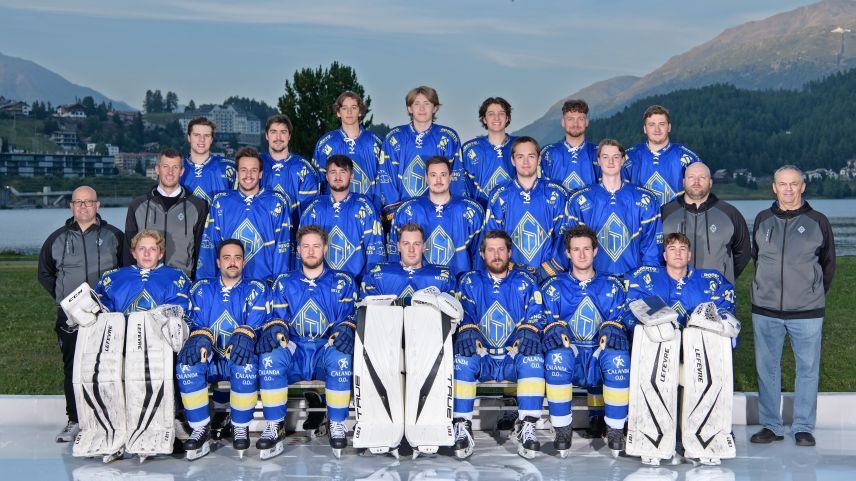 Das Team des EHC St. Moritz vor der herausfordernden Saison 2024/25: 
Den Kern der Mannschaft bilden sowohl erfahrene Spieler wie auch Nachwuchsspieler. Foto Rutz, St. Moritz