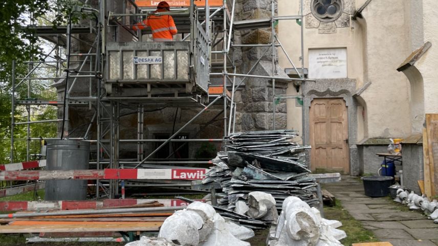 Cul ascensur vegnan transportats ils collavuratuors sül clucher. fotografia Fadrina Hofmann