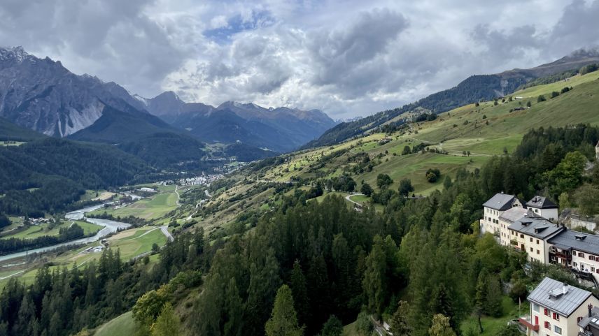 Davent dal tet dal clucher s'haja üna vista spectaculara. fotografia Fadrina Hofmann