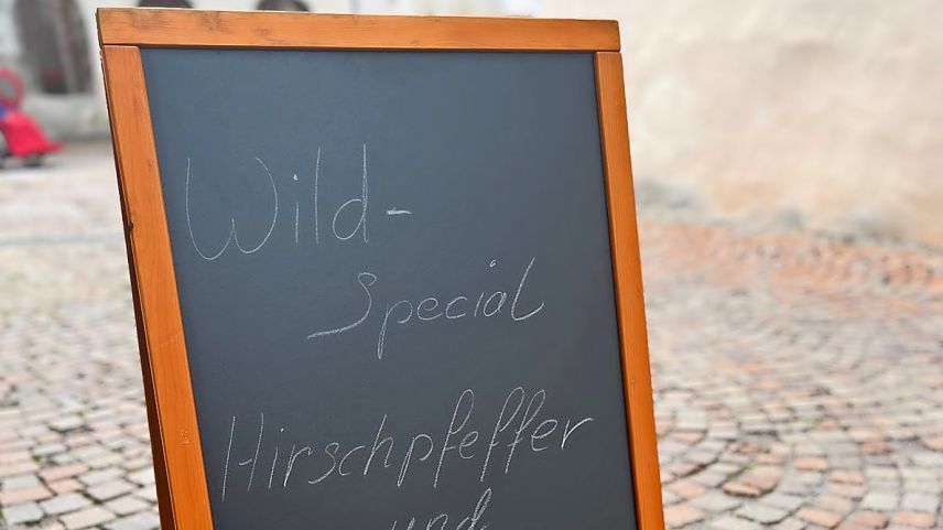 Im Herbst bieten viele Engadiner Restaurants vermehrt Wildgerichte an. Lebensmittelkontrolleure kontrollieren regelmässig, ob das Fleisch aus der Region stammt oder nicht und wie es deklariert ist. Foto: Jan Schlatter