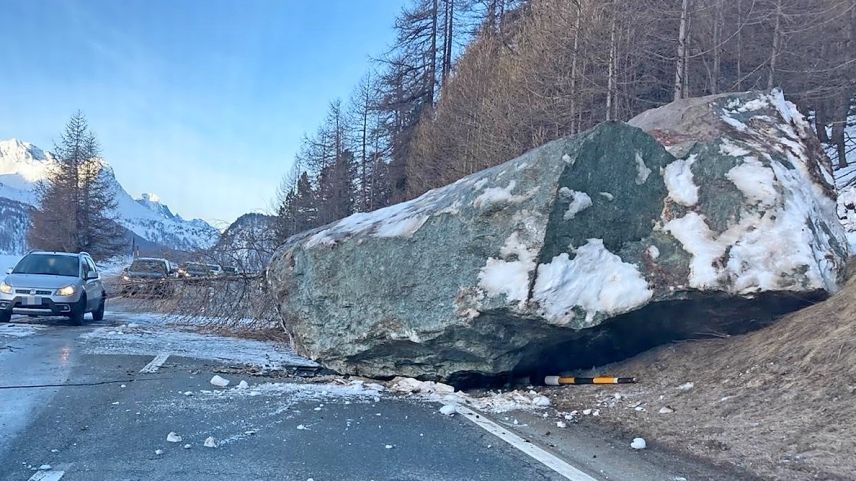 Naturereignisse mit grösseren Folgen nehmen zu. Seit Jahren bekannt ist die Felssturz-Problematik auf der Kantonsstrasse zwischen Sils und Plaun da Lej. Foto: Kantonspolizei Graubünden