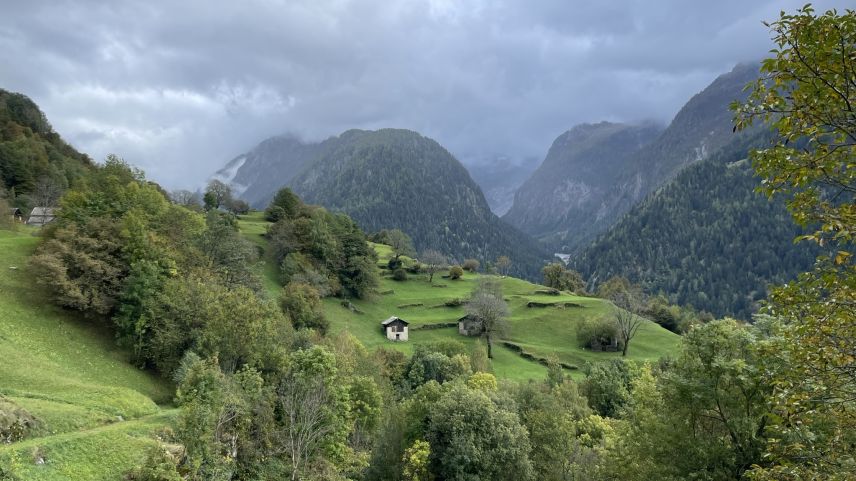 Blick auf die wolkenverhangenen Berge. Foto: Fadrina Hofmann