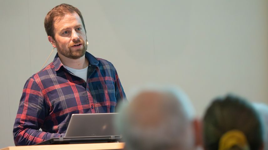 Arno Puorger, Abteilungsleiter Grossraubtiere beim AJF, stellt fest: «Das Engadin war lange ein weisser Fleck in Sachen Wolfspräsenz. Das ist definitiv vorbei.» Foto: Jon Duschletta