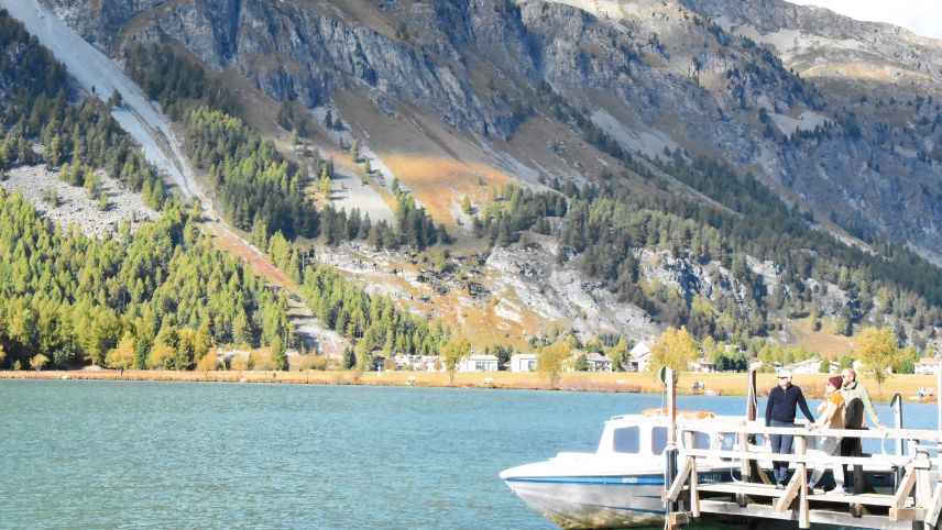 Gipfelpanorama, türkis schimmerndes Wasser, sich sanft im Wind wiegende Lärchenwälder am Ufer: Kapitän Franco Gianis Kursschiff im Oktober 2024 auf dem Silsersee.